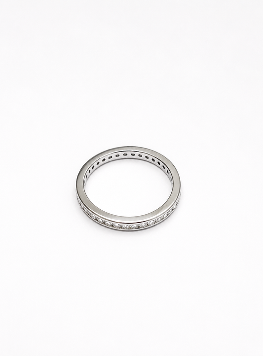 Anello fedina in oro bianco 18kt circondato interamente da zirconi.

Dimensione 0,2 cm.

Misura 14.