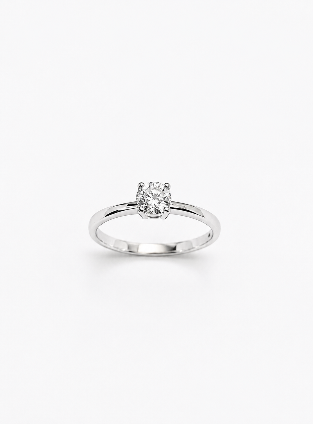 Anello in oro bianco 18kt con zircone solitario.

Dimensione zircone 0,3 cm.

Misura 12.