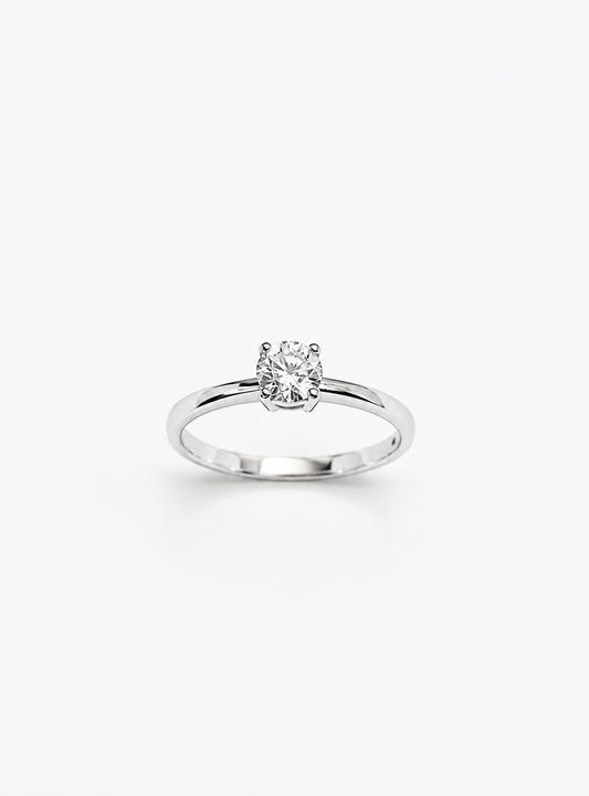 Anello in oro bianco 18kt con zircone solitario.

Dimensione zircone 0,3 cm.

Misura 12.
