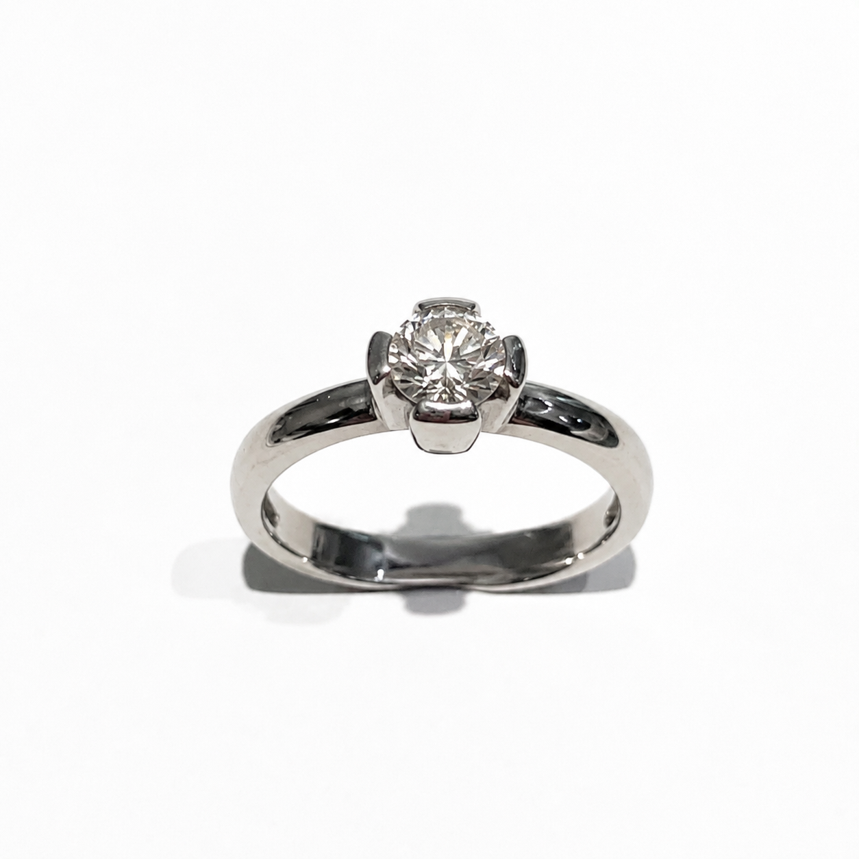 Anello solitario in oro bianco 18kt con zircone incassato con quattro larghe griffes.

Dimensione zircone 0,5 cm.

Misura 16.