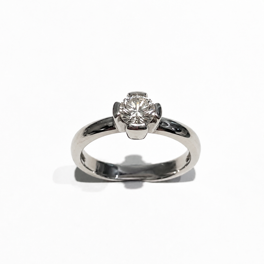 Anello solitario in oro bianco 18kt con zircone incassato con quattro larghe griffes.
Dimensione zircone 0,5 cm.
Misura 16.