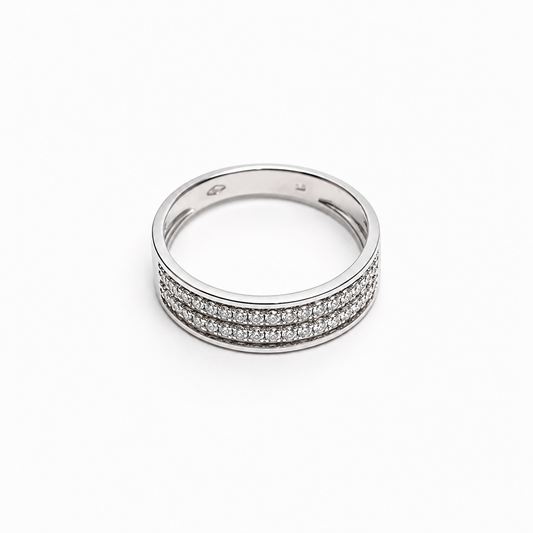 Anello a fascia in oro bianco 18kt ricoperto da due file di zirconi nella parte anteriore.
Larghezza 0,5 cm.
Misura 14.
