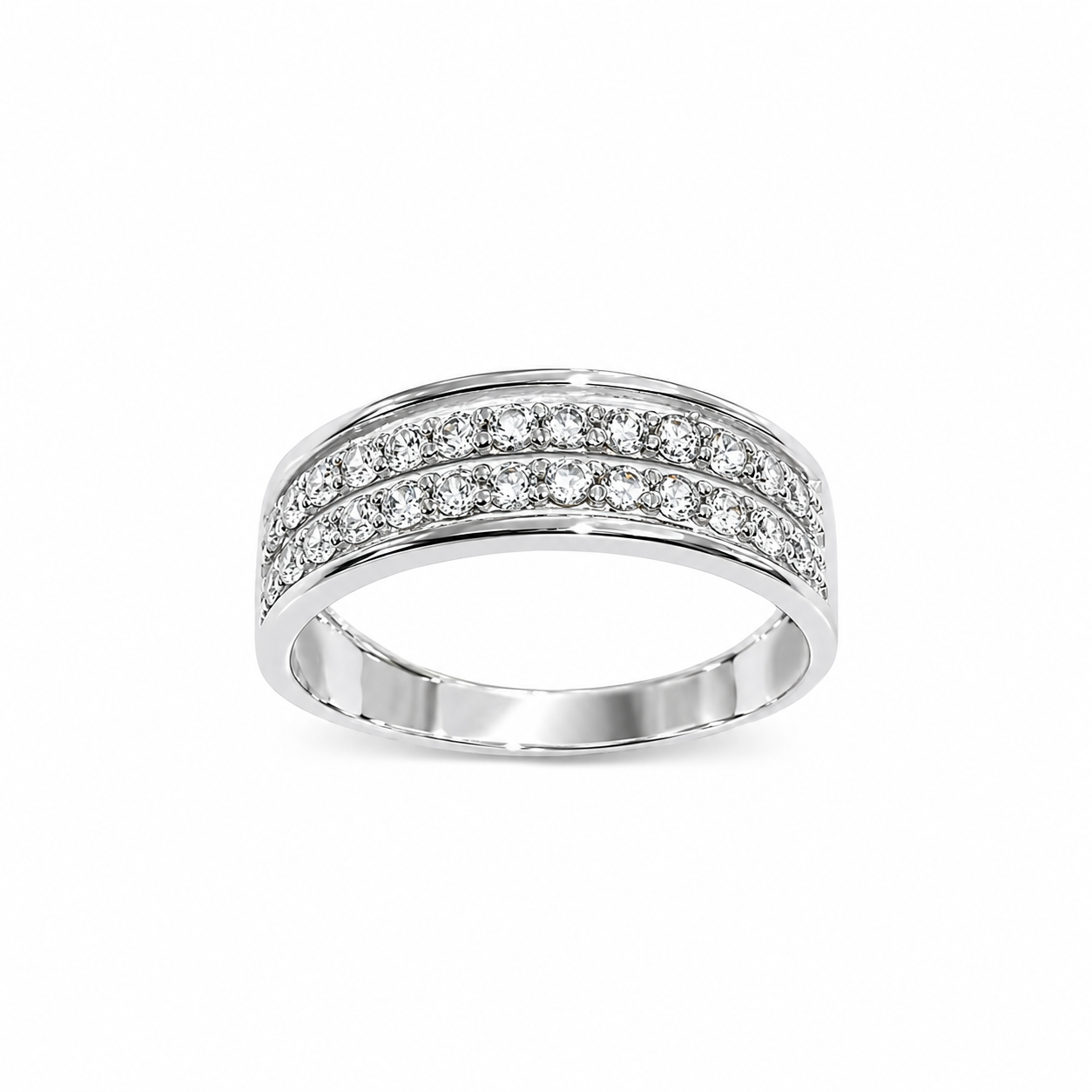 Anello a fascia in oro bianco 18kt ricoperto da due file di zirconi nella parte anteriore.

Larghezza 0,5 cm.

Misura 14.