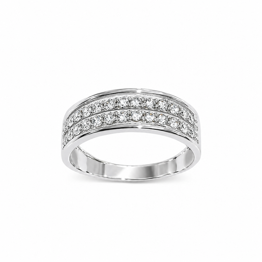 Anello a fascia in oro bianco 18kt ricoperto da due file di zirconi nella parte anteriore.

Larghezza 0,5 cm.

Misura 14.