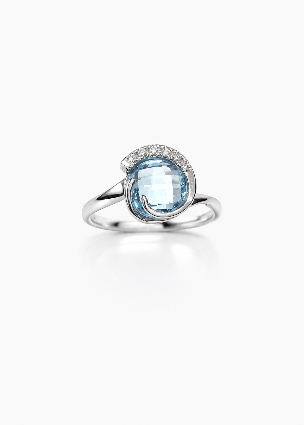 Anello in oro bianco 18kt con zircone colore acquamarina tondo impreziosito da sei zirconi nella parte superiore.

Dimensione 1 cm.

Misura 15.