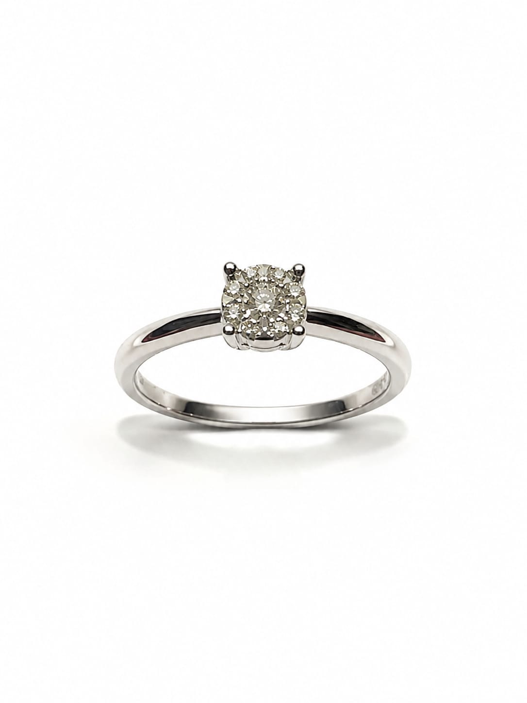 Anello in oro bianco 18kt con diamante solitario centrale circondato da piccoli diamanti.

Caratura diamanti 0,08.

Dimensione 0,4 cm.

Misura 15.