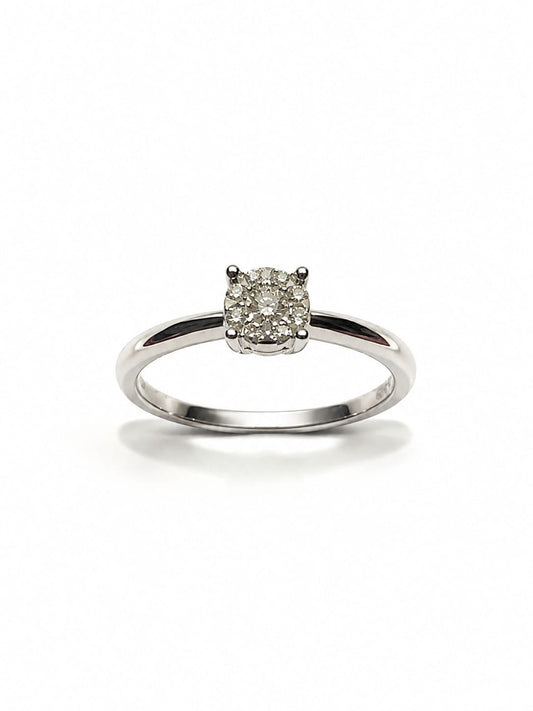 Anello in oro bianco 18kt con diamante solitario centrale circondato da piccoli diamanti.

Caratura diamanti 0,08.

Dimensione 0,4 cm.

Misura 15.