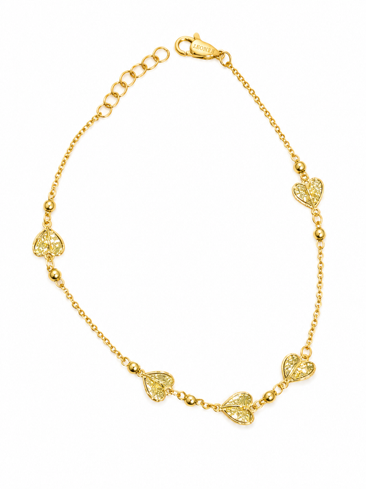 Bracciale in oro giallo 18kt con cinque cuori e maglia a catena.
Lunghezza regolabile da 17,5 cm a 19,5 cm.
Dimensione cuori 0,5 cm.