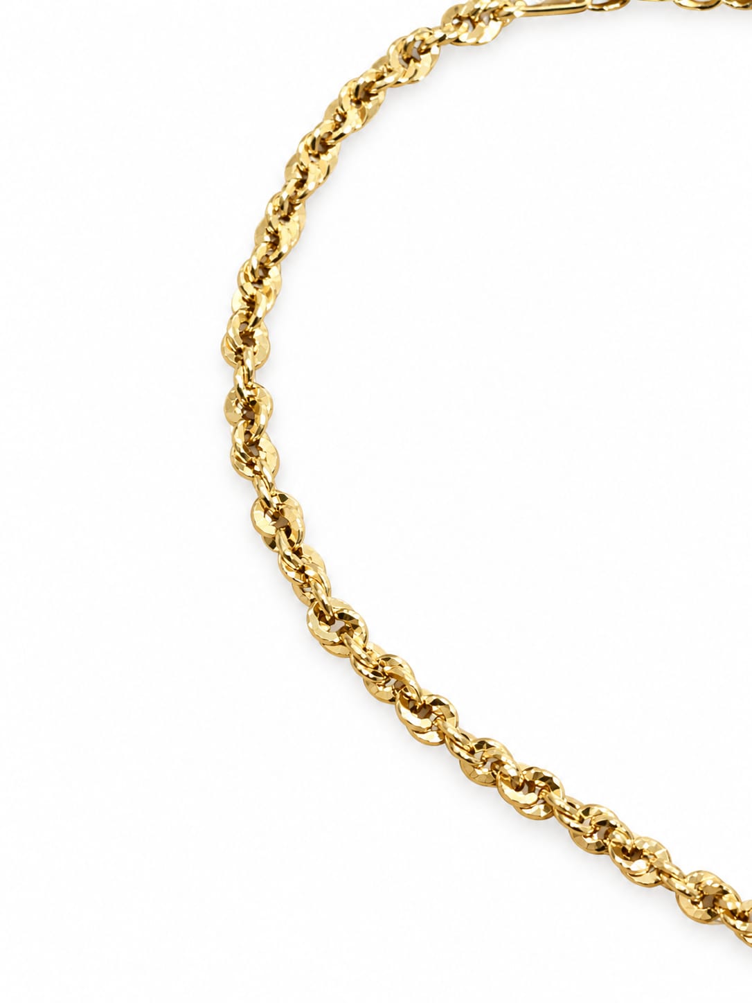 Bracciale in oro giallo 18kt con maglia intrecciata.

Lunghezza regolabile da 16 cm a 19,5 cm.

Dimensione 0,25 cm.