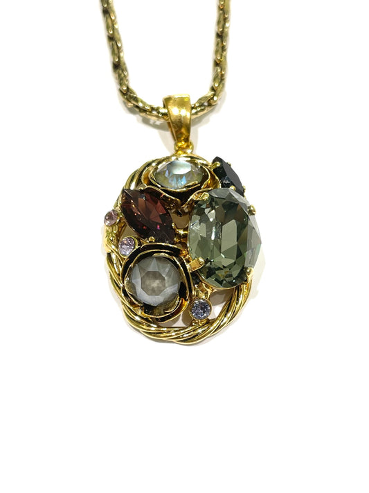 Collana in bijoux bagnata in oro con zirconi colorati. Lunghezza catena regolabile da 40 a 44 cm. Spessore catena 0,3 cm. Dimensione ciondolo 2,8 cm.