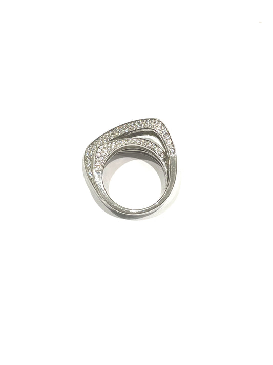 Anello in argento con zirconi laterali.
Larghezza fascia superiore circa 1 cm.