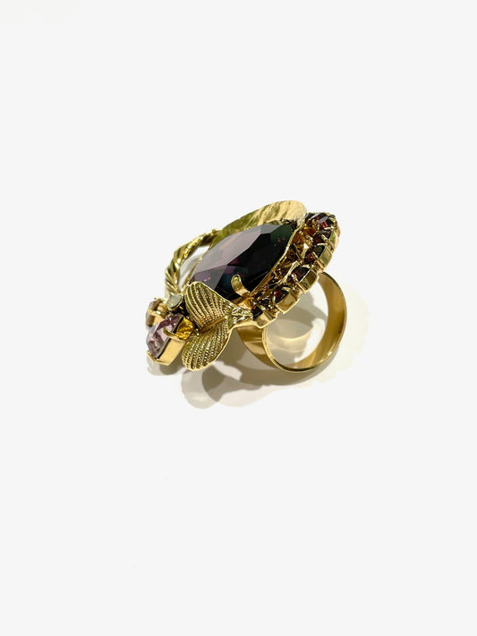 Anello in bijoux bagnato in oro giallo con zirconi colorati. Misura regolabile da 15 a 19. Dimensione 4x3,5 cm.