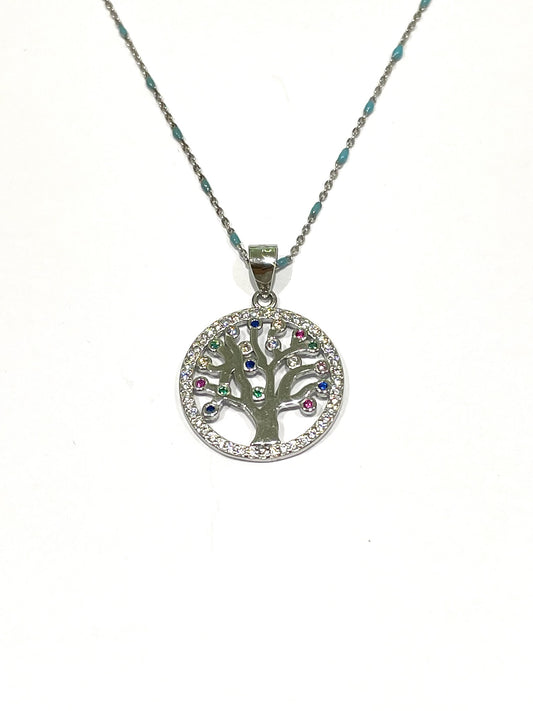 Collana in argento con l'albero della vita e zirconi colorati circondato da zirconi bianchi. Catena impreziosita da piccoli inserti azzurri. Lunghezza catena regolabile da 36 a 42 cm. Diametro ciondolo 2 cm.