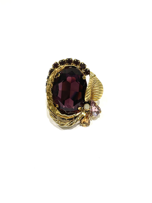 Anello in bijoux bagnato in oro giallo con zirconi colorati. Misura regolabile da 15 a 19. Dimensione 4x3,5 cm.
