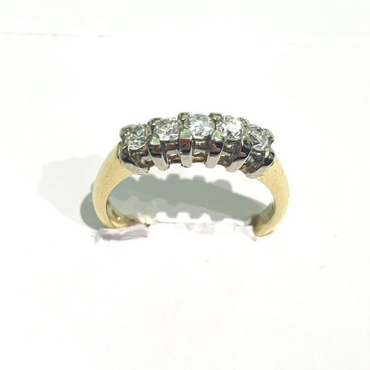 Anello fedina in oro giallo 18kt con cinque diamanti incastonati su una montatura con le griffes in oro bianco. Diamanti 0,50 carati. Dimensione diamanti 0,2 cm. Misura 14.
