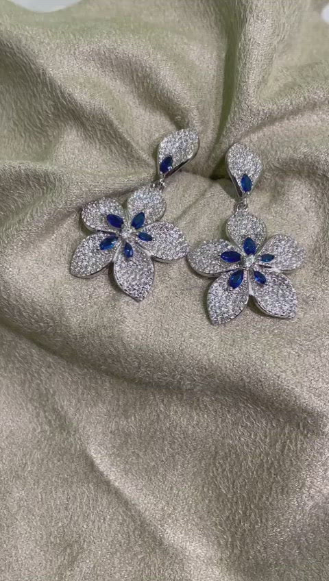 Orecchini argento con fiori e zirconi bianchi e blu