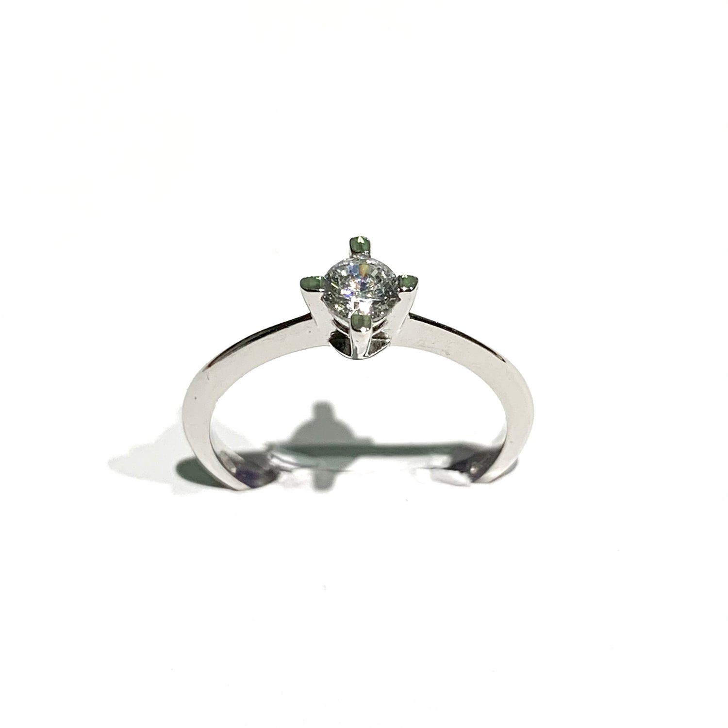 Anello solitario in oro bianco 18kt con zircone e quattro griffes.  Dimensione zircone 0,3 cm.  Misura 12.