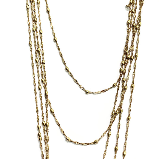 Collana lunga in bijoux multifilo bagnata in oro giallo con cinque fili di lunghezza diverse. Lunghezza filo più lungo 115 cm. Lunghezza filo più corto 74 cm. Spessore di ogni singolo filo 0,2 cm. Spedizione gratuita con confezione regalo.