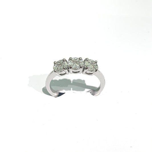Anello trilogi in oro bianco 18kt con diamante centrale circondato da diamanti ovali. Marchio: Alfieri & St John Diamanti 0,49 carati. Dimensione totale 0,4 cm. Misura 15.