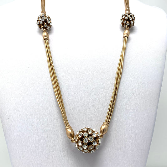 Collana lunga in bijoux multifilo con inserti rotondi ricoperti da zirconi. Lunghezza catena 64 cm. Spessore catena 0,5 cm. Grandezza inserto centrale piu grande 2 cm. Grandezza inserti laterali più piccoli 1,5 cm. Spedizione gratuita con confezione regalo.