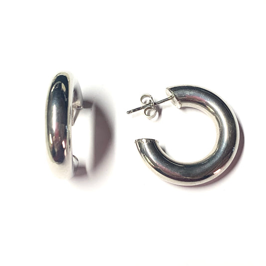 Orecchini in argento a cerchio spesso e tondo. Diametro interno 1,5 cm, diametro totale 2,5 cm. Spessore orecchini 0,5 cm. Chiusura con farfallina. Spedizione gratuita con confezione regalo.