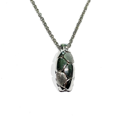 Collana in oro bianco 18kt con pendente con cuori lucidi e satinati. Lunghezza catena 40 cm. Dimensioni ciondolo 1,5x0,6 cm. Spedizione gratuita con confezione regalo.