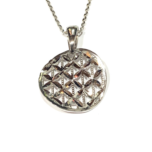 Collana in oro bianco 9kt con ciondolo rotondo effetto filigrana in oro satinato e lucido. Lunghezza catena 44 cm. Dimensioni ciondolo 2 cm. Spedizione gratuita con confezione regalo.