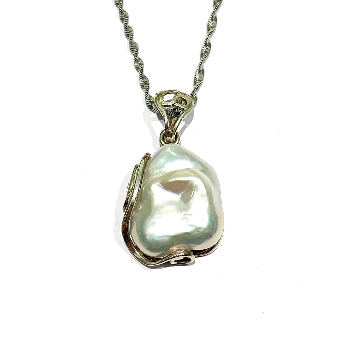 Catena in argento con perla scaramazza.  Lunghezza catena 50 cm.  Dimensioni perla 2,5x1,5 cm.  Spedizione gratuita con confezione regalo.