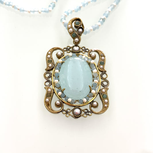 Collana lunga in bijoux con perline e ciondolo con Corniola. Lunghezza catena 72 cm, allungabile fino a 76 cm. Spessore catena 0,3 cm. Dimensioni ciondolo 4 cm di lunghezza + 2 cm di anellino e 3 cm di larghezza. Spedizione gratuita con confezione regalo.