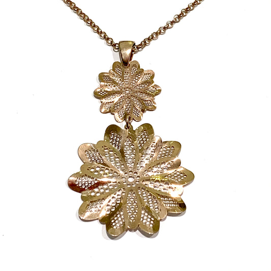 Collana in argento bagnato in oro rosa con rosone pendente. Lunghezza catena 44 cm. Lunghezza ciondolo 6,5 cm. Spedizione gratuita con confezione regalo.