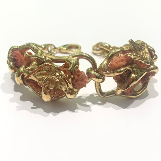 Bracciale rigido in bijoux bagnato in oro giallo con corallo.  Lunghezza bracciale regolabile da 21 a 23 cm.  Larghezza piastrina con corallo 3 cm.  Spedizione gratuita con confezione regalo. 