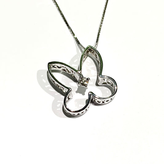 Collana in oro bianco 18kt con farfalla e diamante centrale. Lunghezza catena 40 cm. Caratura diamante 0,13. Dimensioni ciondolo 1,8 cm. Spedizione gratuita con confezione regalo.