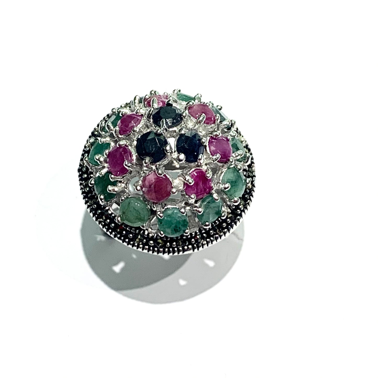 Anello in argento con radici di smeraldo, zaffiro e rubino.  Dimensioni anello 2,3 cm di larghezza e 1,2 cm di altezza.  Misura 13.
