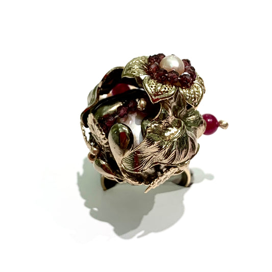 Anello in bijoux bagnato in oro giallo con perle coltivate e pietre naturali "agata cherry". Misura regolabile da 14 fino a 21. Larghezza 2 cm x 2 cm di altezza.
