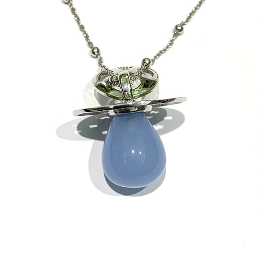 Collana in argento con ciuccio azzurro. Regalo perfetto per una mamma in dolce attesa. Lunghezza catena regolabile da 40 cm a 44 cm. Dimensioni ciuccio 2 cm di lunghezza x 1,5 cm di larghezza. Spedizione gratuita con confezione regalo.