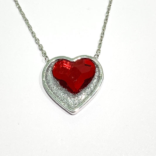 Collana in argento con cuore in argento ricoperto da glitter nella parte inferiore e con cuore in swarovski rosso nella parte superiore. Lunghezza catena 40 cm. Dimensioni cuore 1,5 cm. Spedizione gratuita con confezione regalo.