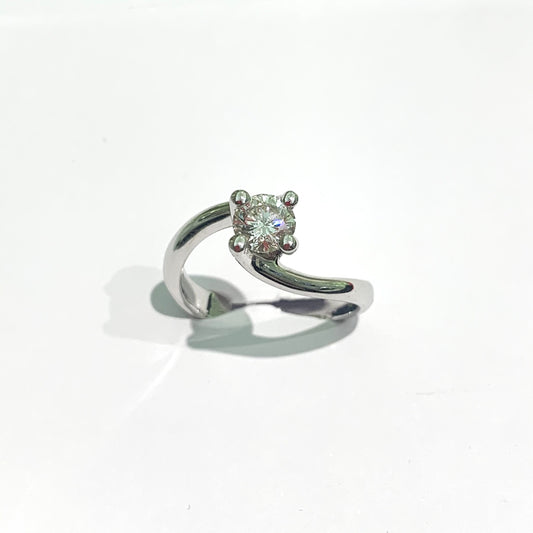 Anello in oro bianco 18kt con diamante solitario. Montatura robusta e stondata. Diamante 0,67 carati, dimensione 0,5 cm. Misura 15.