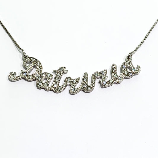 Collana in argento con nome Patrizia ricoperto da zirconi. Lunghezza catena 40 cm. Lunghezza nome 4,5 cm, altezza lettere 0,5 cm con iniziale da 1 cm. Spedizione gratuita con confezione regalo.