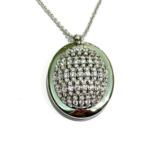 Collana in argento con ciondolo ovale ricoperto da zirconi con il fondo traforato. Ciondolo double face, indossabile da entrambi i lati. Lunghezza catena 42 cm allungabile a 45 cm. Dimensioni ciondolo 3x2,5 cm. Spedizione gratuita con confezione regalo.