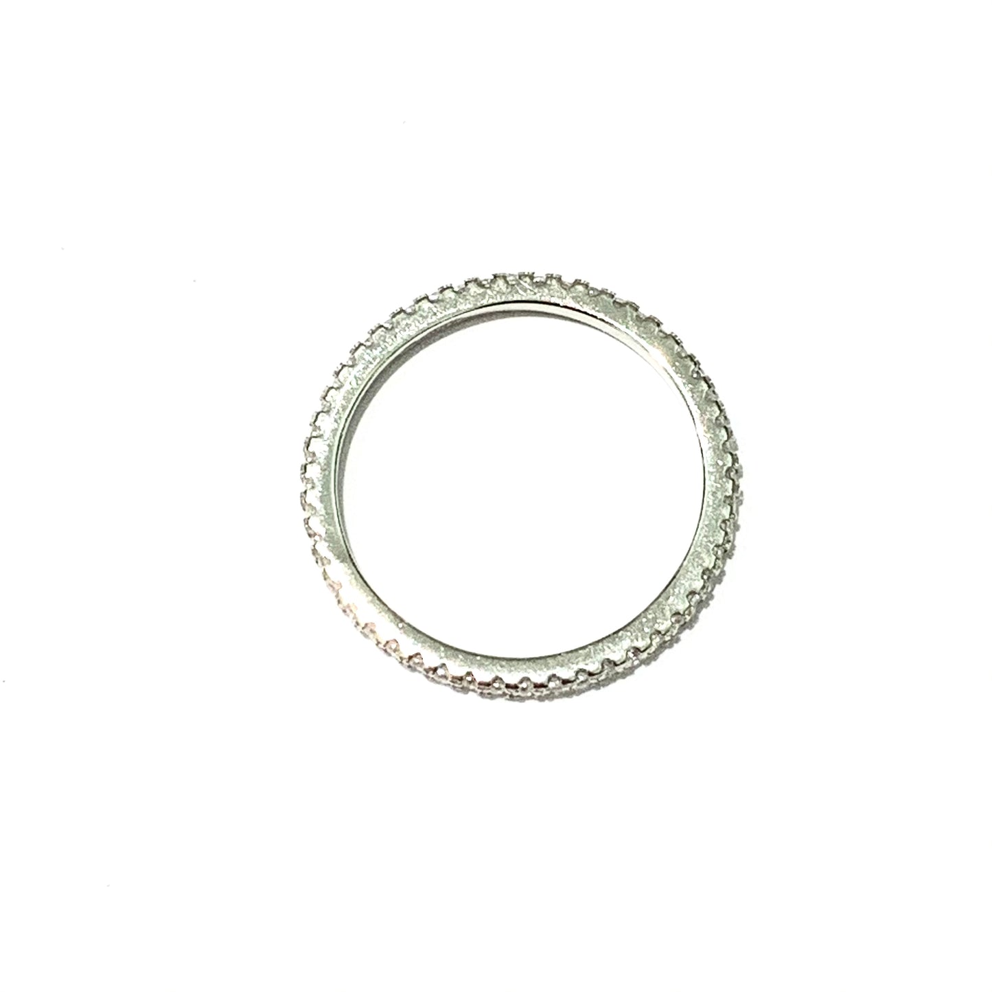 Anello veretta in argento con un giro di zirconi.  Larghezza 0,1 cm.  Più misure disponibili.