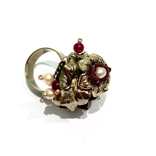 Anello in bijoux bagnato in oro giallo con perle coltivate e pietre naturali "agata cherry". Misura regolabile da 14 fino a 21. Larghezza 2 cm x 2 cm di altezza.