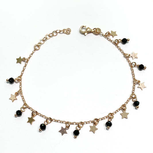 Bracciale in argento rosa con perline nere e stelle lisce pendenti. Lunghezza regolabile da 16 cm a 19 cm. Dimensioni stelle e perline 0,4 cm. Spedizione gratuita con confezione regalo.