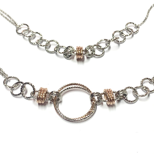 Collana argento lunga bicolore con gruppi di cerchi satinati alternati a catena sottile. Lunghezza catena 80 cm. Larghezza cerchio grande 2,5 cm. Larghezza cerchi piccoli 1 cm. Lunghezza catena con cerchi 12 cm da ciascuna parte. Spedizione gratuita con confezione regalo.