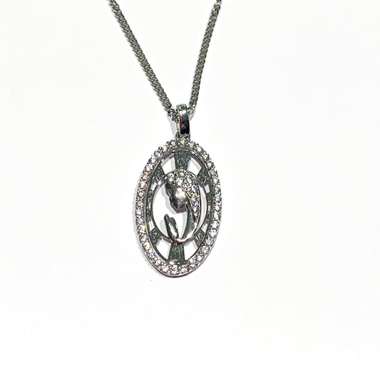 Collana in oro bianco 9kt con ciondolo ovale ricoperto da zirconi e Madonna all’interno. Lunghezza catena 46 cm. Ciondolo 2,2x1,3 cm. Spedizione gratuita con confezione regalo.