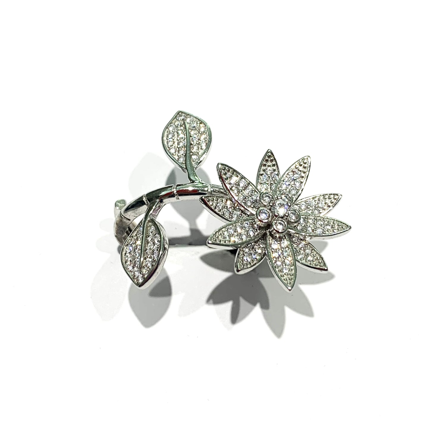 Anello in argento con fiore ricoperto da zirconi.  Dimensioni fiore 1,5 cm.  Dimensioni foglie 1 cm.  Misura 15.