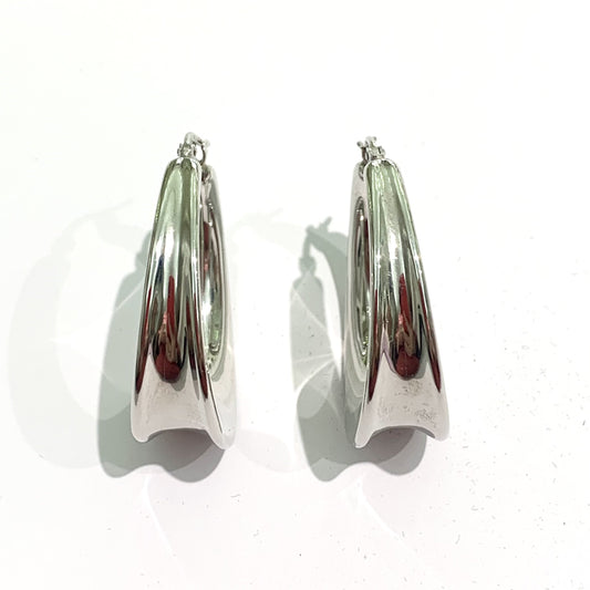 Orecchini in argento ovali lisci con bordi sporgente. Lunghezza totale 3,5 cm, di cui diametro interno 2,5 cm. Larghezza totale 2,5 cm, di cui 2 cm diametro interno. Spessore orecchini 1 cm nella parte inferiore più largo e 0,5 cm nei lati. Chiusura a baionetta. Spedizione gratuita con confezione regalo.