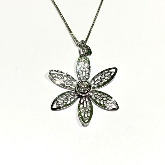 Collana in oro bianco 18kt con fiore filigrana e diamante centrale. Lunghezza catena 42 cm. Caratura diamante 0,5. Dimensione ciondolo 2 cm. Spedizione gratuita con confezione regalo.