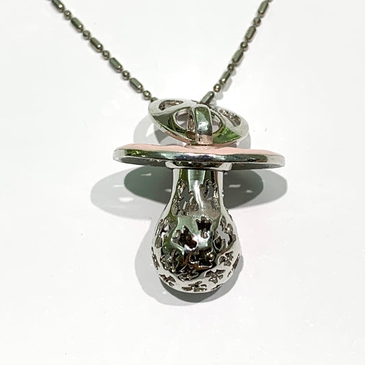 Collana in argento con ciuccio parzialmente smaltato rosa. Regalo perfetto per una mamma in dolce attesa. Lunghezza catena 43 cm. Misure ciondolo 3x2,5 cm. Spedizione gratuita con confezione regalo.