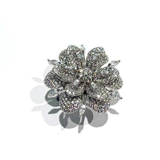 Anello in argento con fiore ricoperto da zirconi.  Dimensioni fiore 2,5 cm di larghezza x 1 cm di altezza.  Misura 15.