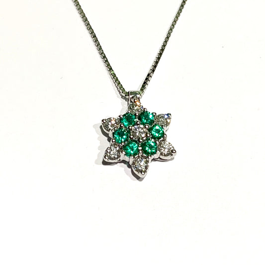 Collana in oro bianco 18kt con diamanti e smeraldi. Lunghezza catena 42 cm. Caratura diamanti 0,32. Dimensioni ciondolo 1,3 cm. Spedizione gratuita con confezione regalo.
